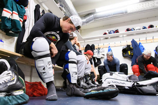 Kevin Fiala, Minnesota Wild, i omklädningsrummet innan en