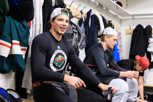 Kevin Fiala, Minnesota Wild, i omklädningsrummet innan en