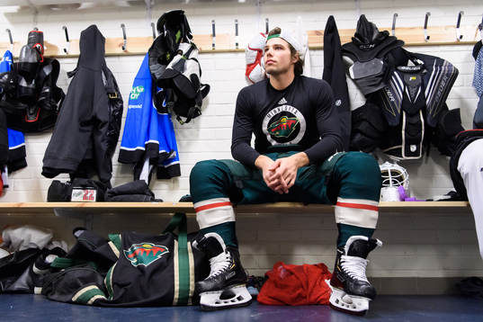 Kevin Fiala, Minnesota Wild, i omklädningsrummet innan en