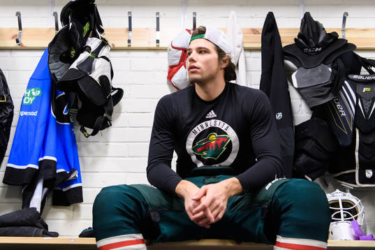 Kevin Fiala, Minnesota Wild, i omklädningsrummet innan en