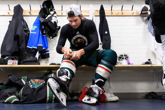 Kevin Fiala, Minnesota Wild, i omklädningsrummet innan en