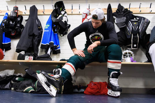Kevin Fiala, Minnesota Wild, i omklädningsrummet innan en