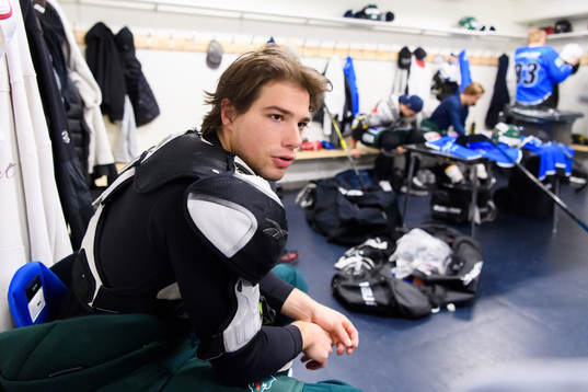 Kevin Fiala, Minnesota Wild, i omklädningsrummet innan en