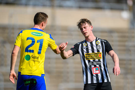 Eskilsminnes Linus Persson och Landskronas Robin Hofsö tackar varandra