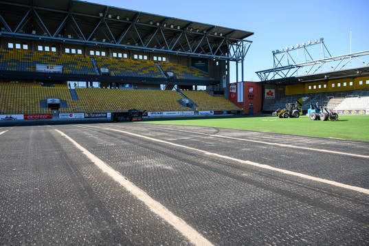 Man tar bort det gamla gräset vid byte av konstgräset på