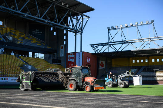 Man tar bort det gamla gräset vid byte av konstgräset på