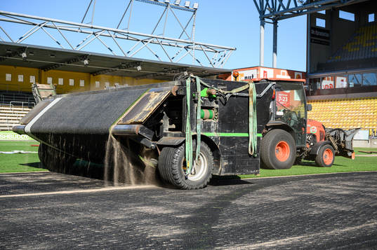 Man tar bort det gamla gräset vid byte av konstgräset på