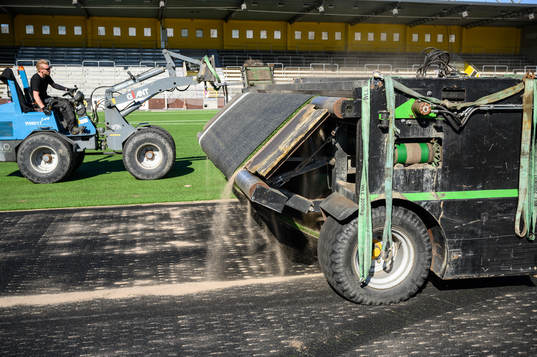 Man tar bort det gamla gräset vid byte av konstgräset på