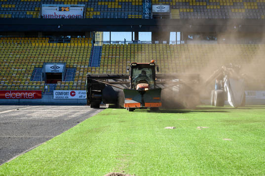 Man tar bort det gamla gräset vid byte av konstgräset på