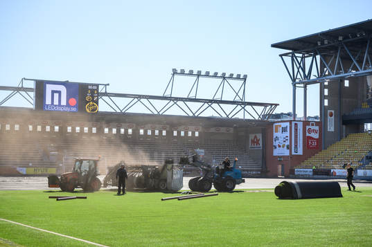 Man tar bort det gamla gräset vid byte av konstgräset på