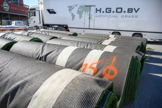 Man tar bort det gamla gräset vid byte av konstgräset på