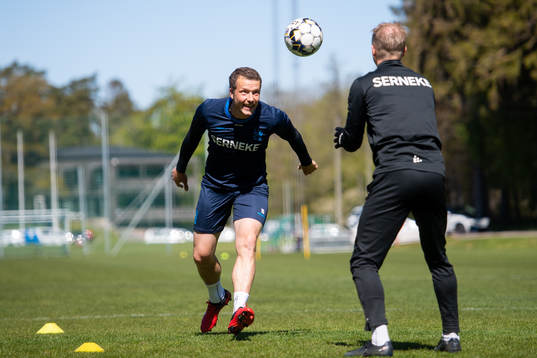 Jakob Johansson tränar rehab med fysioterapeut Fredrik