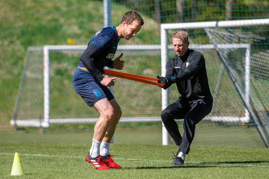 Jakob Johansson tränar rehab med fysioterapeut Fredrik