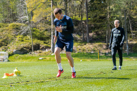 Jakob Johansson tränar rehab med fysioterapeut Fredrik