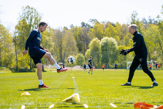 Jakob Johansson tränar rehab med fysioterapeut Fredrik