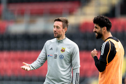 tränare Ian Burchnall med Rewan Amin