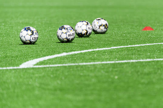 Fotbollar på konstgräset