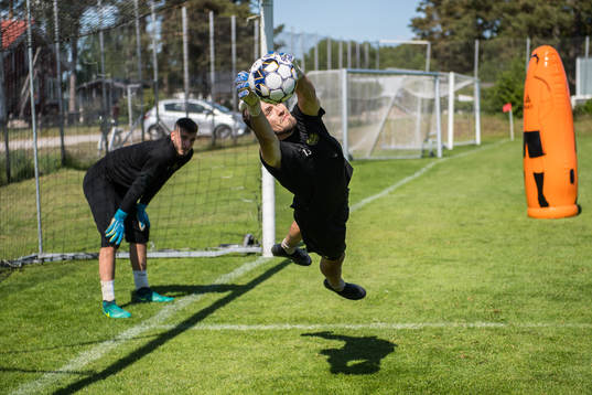 Mjällbys målvakt Carljohan Eriksson och Marko Johansson