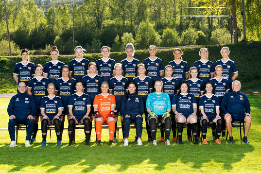  Marielle Bergman, Maja Scharin, Angelica Wörlin Ericsson, Jenny Eriksson Palmgren, Amanda Sevefjord, Ida Merchant, Erica Persson, Emelie Åkersten, Sara Wexén Mittenraden fr v: Alin Bisping, Amanda Hamrin, Pernilla Wennman, Jonna Wistrand, Denice Persson Feist, Ida Cöster, Isabelle Lindgren, Marlene Ejerås. Främre raden fr v: Anders Westlund, Olivia Olofsson, Jenny Holmgren, Emelie Bergh, Emma Westlund, Sara Svensson, Angelica Lindholm Forsell, Nathalie Jonasson Collett, Torbjörn Sandberg den 4 juni 2020 i Kovland.