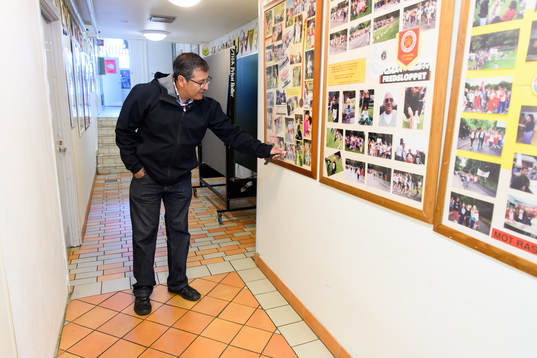 s tränare Tito Orlando Rojas blir intervjuad