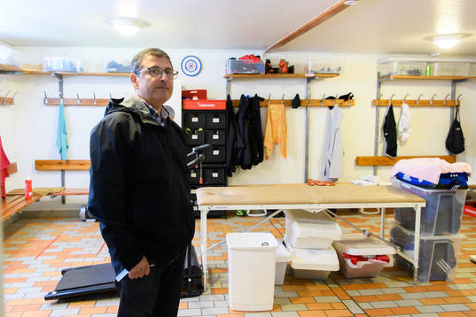 s tränare Tito Orlando Rojas blir intervjuad