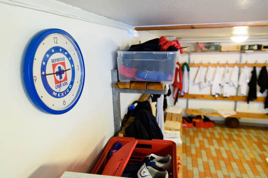 En klocka från Deportivo Cruz Azul sitter på väggen i