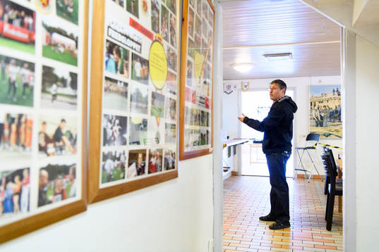 s tränare Tito Orlando Rojas blir intervjuad