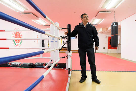 s tränare Tito Orlando Rojas blir intervjuad