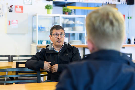 s tränare Tito Orlando Rojas blir intervjuad