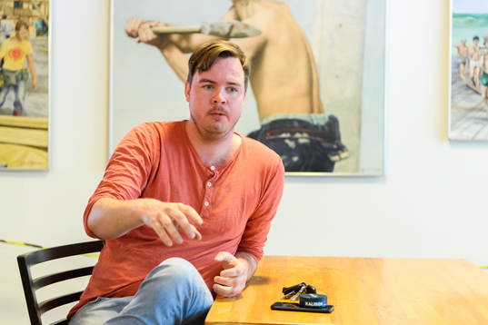 s ordförande Henrik Källén blir intervjuad