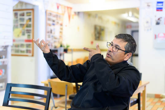 s tränare Tito Orlando Rojas blir intervjuad