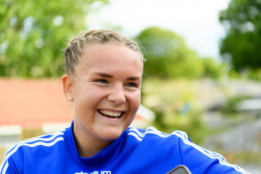Donsö IS Alice Samuelsson blir intervjuad
