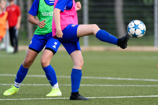 Spelare i Donsö IS damlag tränar