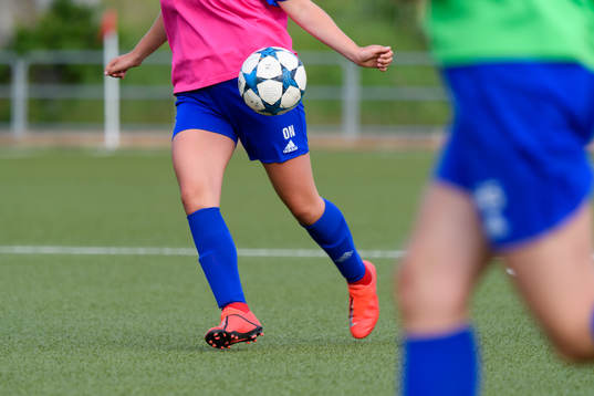 Spelare i Donsö IS damlag tränar