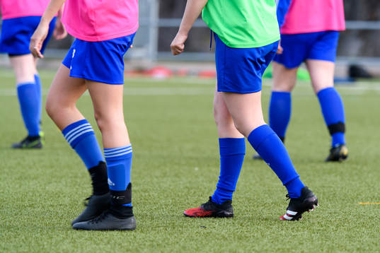 Spelare i Donsö IS damlag tränar