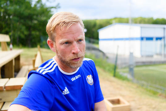 Donsö IS tränare Carl Fhager blir intervjuad