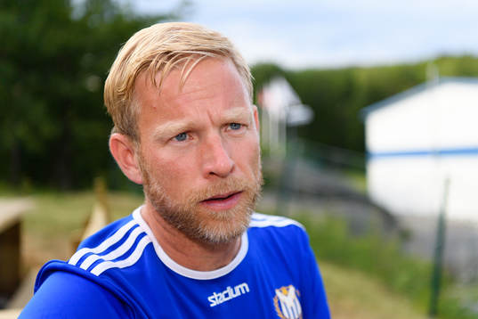 Donsö IS tränare Carl Fhager blir intervjuad