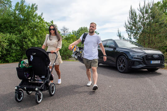 Ishockeyspelaren Fredrik Pettersson med sambon Yasmin