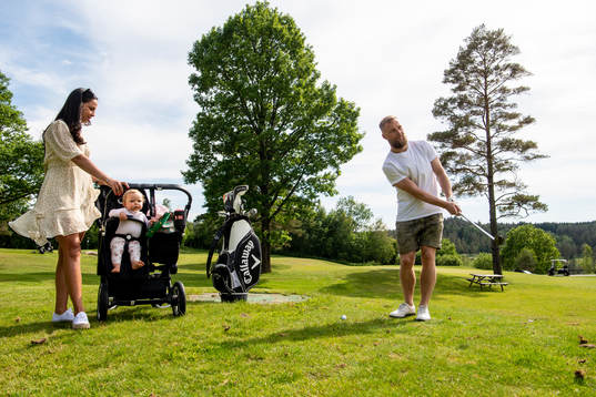 Ishockeyspelaren Fredrik Pettersson med sambon Yasmin