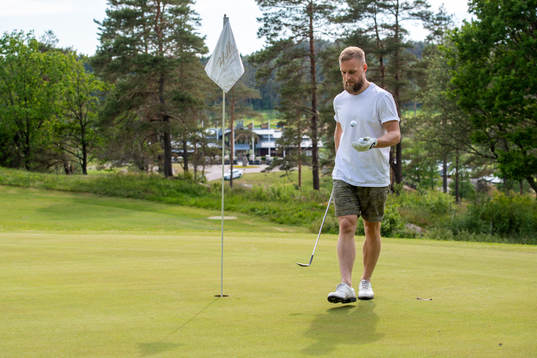 Ishockeyspelaren Fredrik Pettersson spelar golf