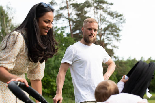 Ishockeyspelaren Fredrik Pettersson med sambon Yasmin
