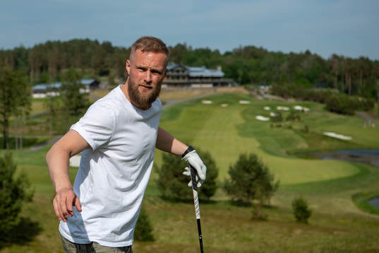Ishockeyspelaren Fredrik Pettersson spelar golf