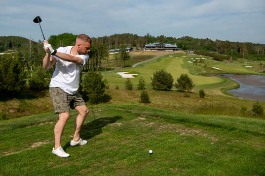 Ishockeyspelaren Fredrik Pettersson spelar golf