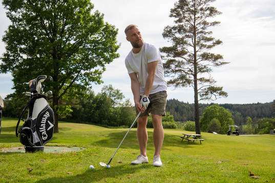 Ishockeyspelaren Fredrik Pettersson spelar golf