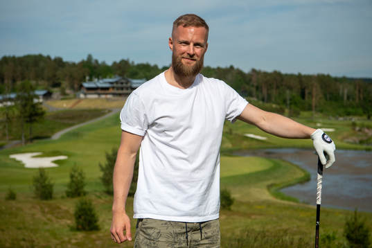 Ishockeyspelaren Fredrik Pettersson spelar golf