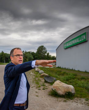 Rögles klubbdirektör Daniel Koch visar runt utanför