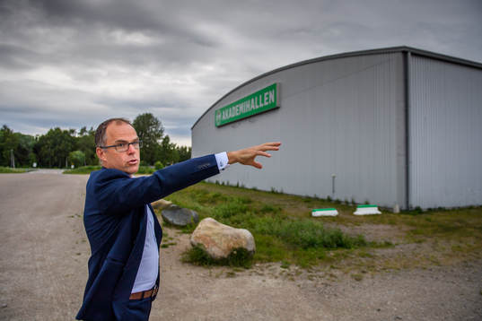 Rögles klubbdirektör Daniel Koch visar runt utanför