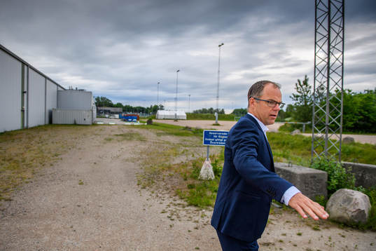 Rögles klubbdirektör Daniel Koch visar runt utanför