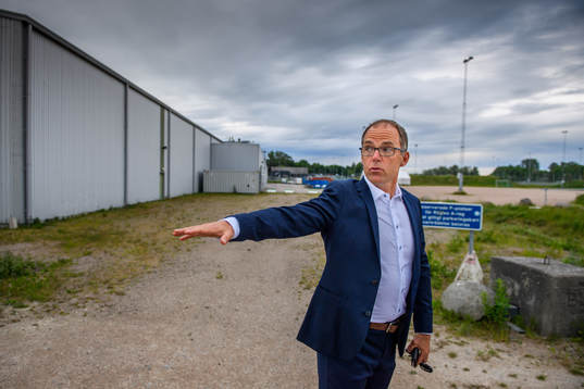 Rögles klubbdirektör Daniel Koch visar runt utanför