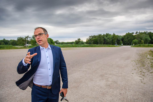 Rögles klubbdirektör Daniel Koch visar runt utanför